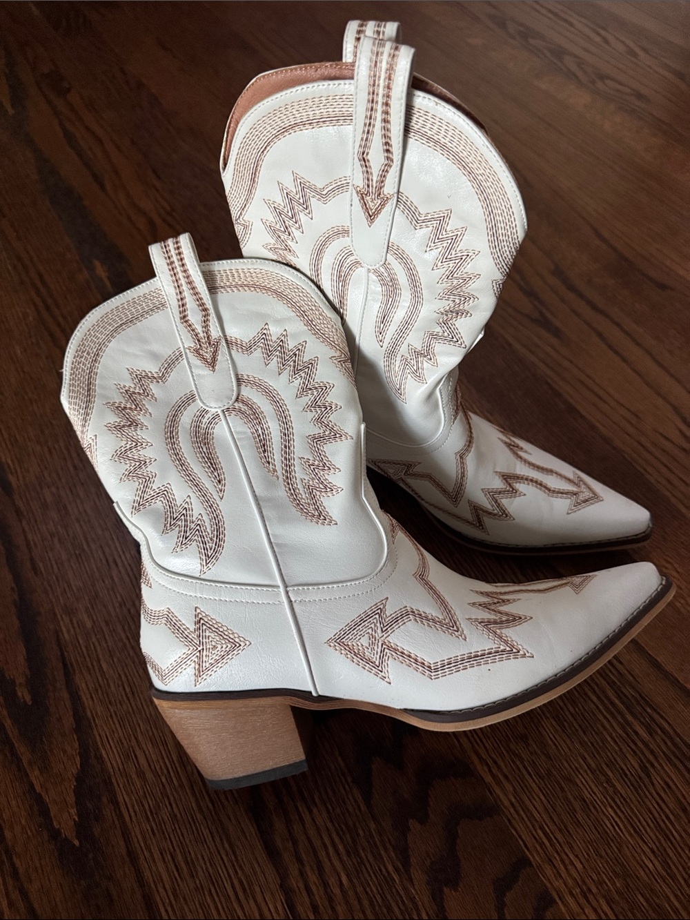 White Western Embroidered Cowboy Faux Leather Boots. Size 8.